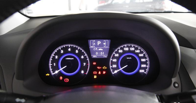 Đánh giá xe Hyundai Accent 2016 có cụm đồng hồ lái cơ bản với 2 đồng hồ chính.