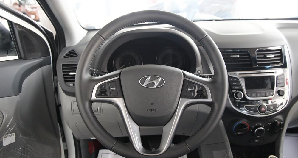 Đánh giá xe Hyundai Accent 2016 có vô lăng 3 chấu bọc da thể thao.