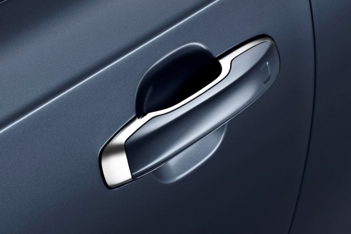 Đánh giá xe Volvo S90 2017 có tay nắm cửa có phím bấm đóng/mở xe thông minh.