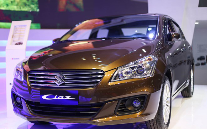 Đánh giá xe Suzuki Ciaz 2017 có lưới tản nhiệt với các nan nằm ngang mạ crom sang trọng.