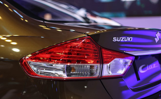 Đánh giá xe Suzuki Ciaz 2017 có đèn hậu LED khá giống với đèn hậu của Honda City.