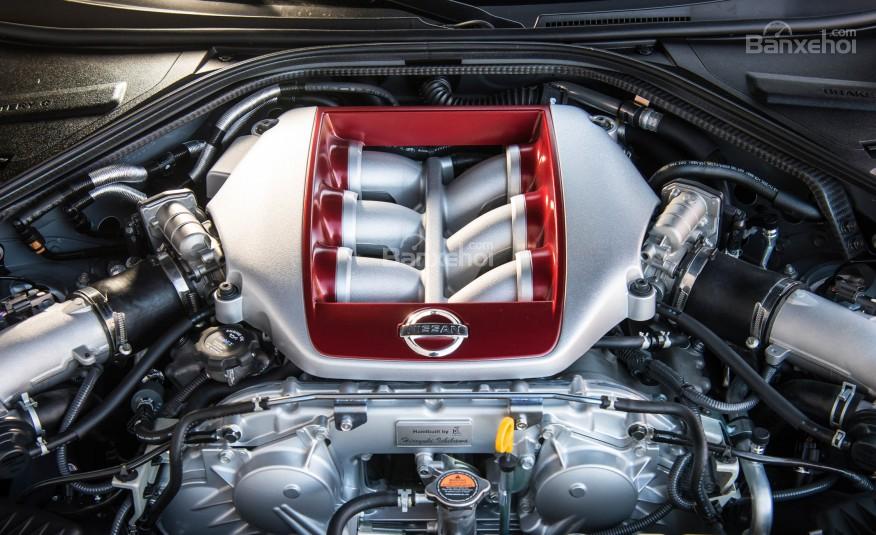 Đánh giá xe Nissan GT-R 2017: Xe được trang bị động cơ V6.