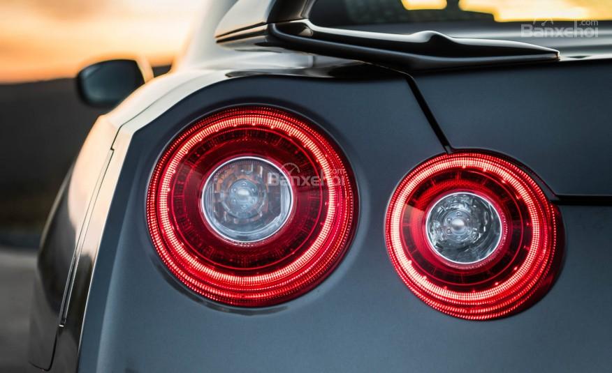 Đánh giá xe Nissan GT-R 2017: Cụm đèn hậu có thiết kế tròn.