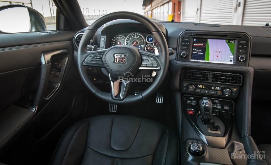 Đánh giá xe Nissan GT-R 2017: Vô lăng xe bọc da.