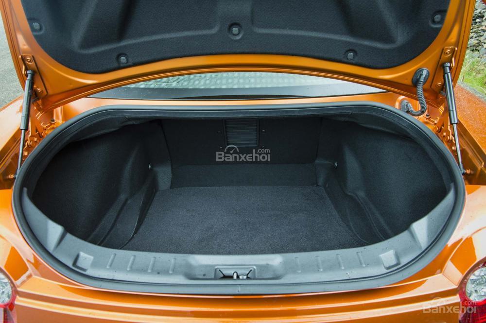 Đánh giá xe Nissan GT-R 2017: Khoang hành lý khá rộng so với các mẫu xe cùng phân khúc.