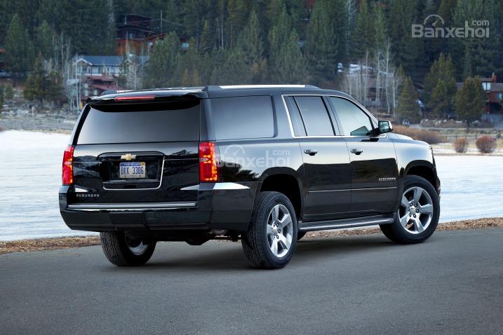 Đánh giá xe Chevrolet Suburban 2017: Đuôi xe nhìn khá vững chãi.