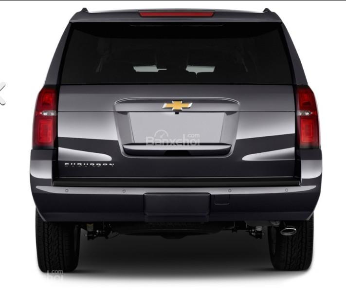 Đánh giá xe Chevrolet Suburban 2017: Đuôi xe thiết kế vuông vức.