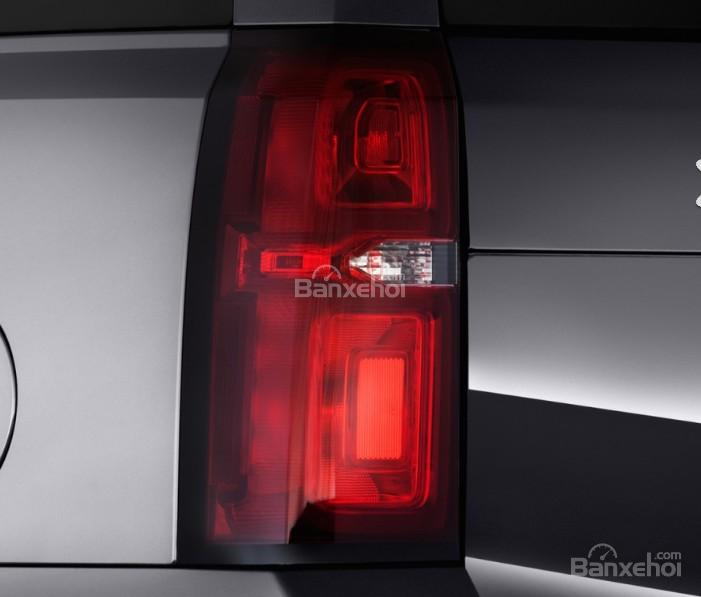 Đánh giá xe Chevrolet Suburban 2017: Đèn hậu tích hợp LED.