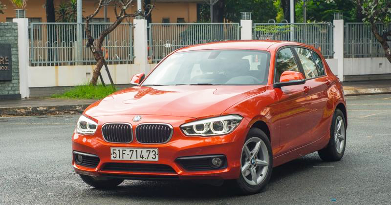 Đánh giá xe BMW 118i 2016 có đầu bóng bảy, trẻ trung.