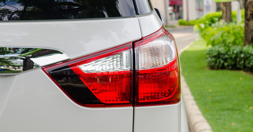 Đánh giá xe Isuzu mu-X 2016 có đèn hậu dạng LED vuốt nhẹ chia 2 khoang.