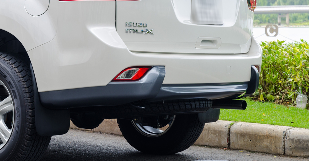 Đánh giá xe Isuzu mu-X 2016 có lốp phụ giấu dưới gầm xe và ống xả đơn khá nhỏ.