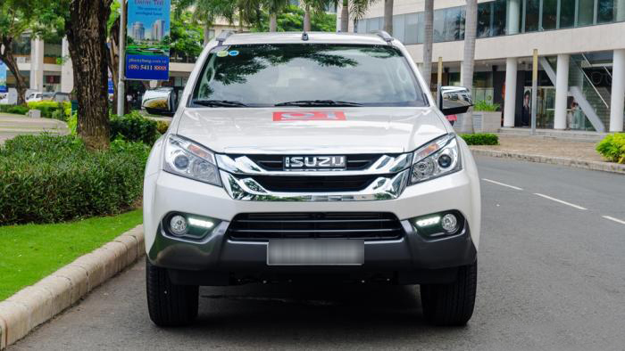 Đánh giá xe Isuzu mu-X 2016 có diện mạo sắc sảo, các chi tiết bố trí gọn gàng.