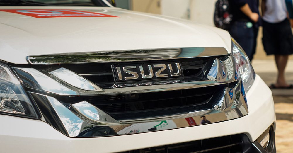 Đánh giá xe Isuzu mu-X 2016 có lưới tản nhiển bản lớn mạ crom bóng bảy.