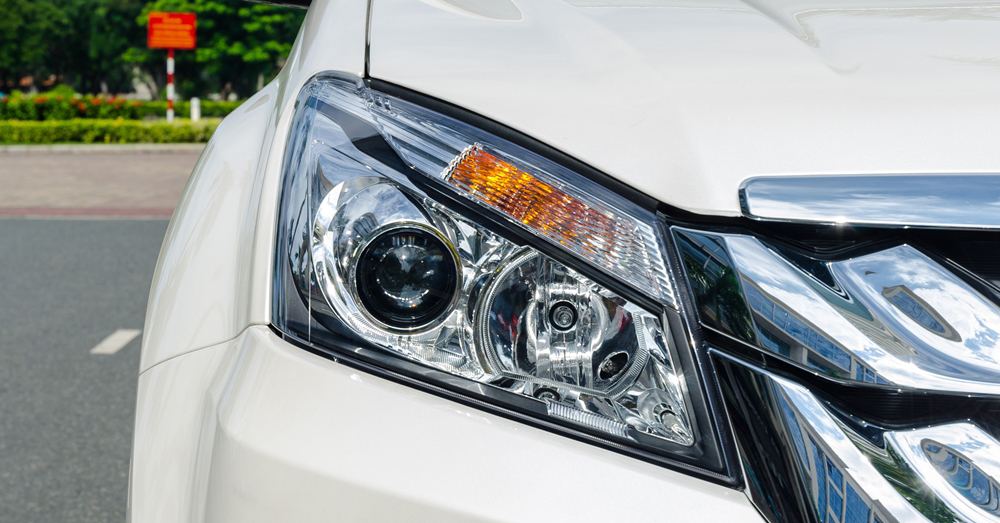 Đánh giá xe Isuzu mu-X 2016 có đèn pha Projector và đèn cos Halogen.