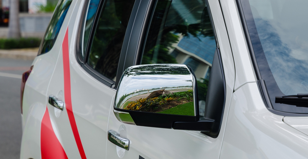 Đánh giá xe Isuzu mu-X 2016 có gương chiếu hậu chỉnh/gập điện, mặt sau mạ crom.