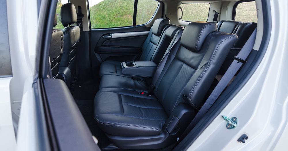 Đánh giá xe Isuzu mu-X 2016 có hàng ghế thứ ba thoải mái rộng rãi 3 người ngồi cùng 3 tựa đầu êm ái.