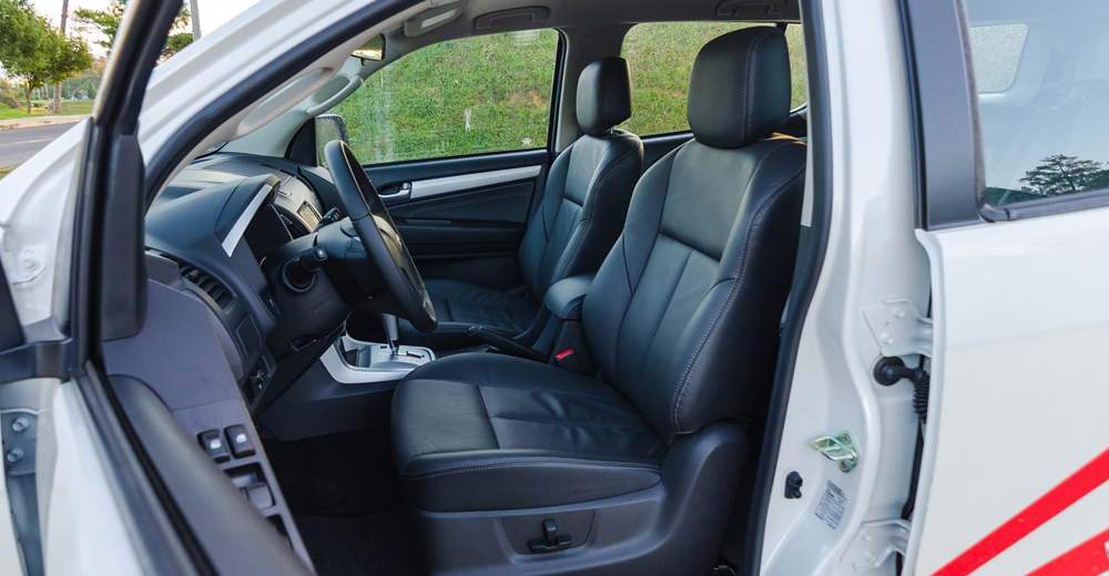 Đánh giá xe Isuzu mu-X 2016 có toàn bộ các ghế đều bọc da, hàng ghế trước rộng rãi ôm lấy người ngồi.
