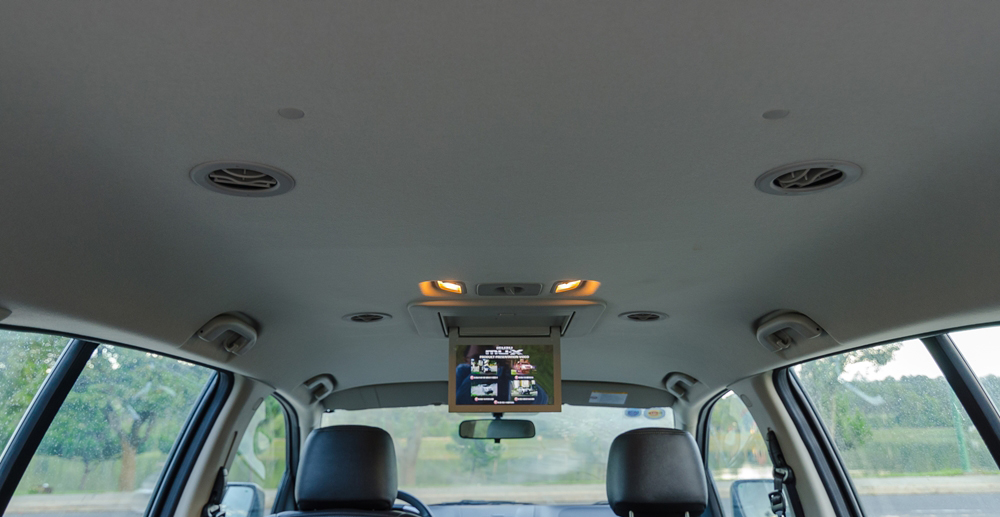 Đánh giá xe Isuzu mu-X 2016 có trần xe tích hợp thêm màn hình LCD 10,2 inch.