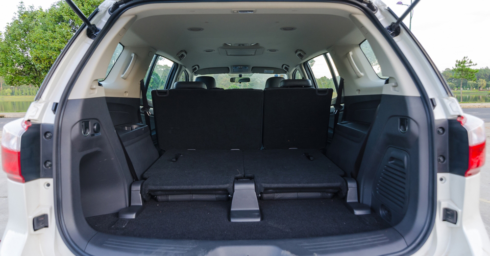 Đánh giá xe Isuzu mu-X 2016 có thể gấp gọn hàng ghế sau tỉ lệ 60:40 giúp tăng diện tích chứa đồ.