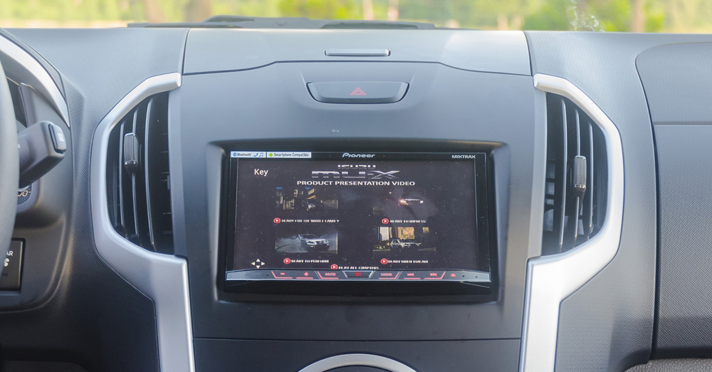 Đánh giá xe Isuzu mu-X 2016 có màn hình cảm ứng tích hợp ổ DVD 7 inch.