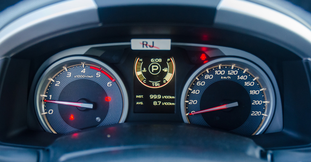 Đánh giá xe Isuzu mu-X 2016 có cụm đồng hồ lái đơn giản và dễ nhìn.