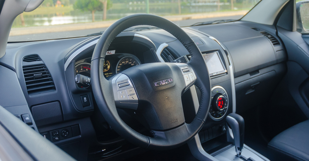 Đánh giá xe Isuzu mu-X 2016 có vô lăng bọc da 3 chấu nhìn khá "mập mạp".