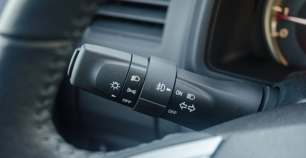 Đánh giá xe Isuzu mu-X 2016 có cần xoay và gạt đèn pha.