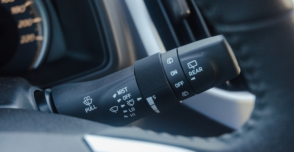 Đánh giá xe Isuzu mu-X 2016 có cần gạt mưa và rửa kính.