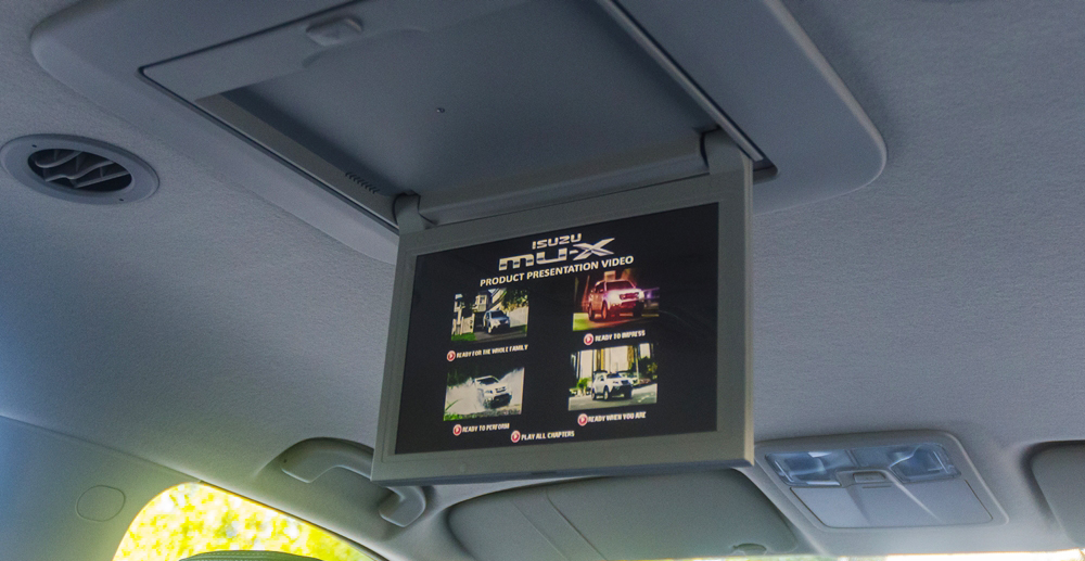 Đánh giá xe Isuzu mu-X 2016 có màn hình LCD tích hợp trên trần xe.