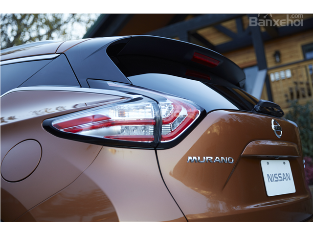Đánh giá xe Nissan Murano 2017: Đuôi xe ấn tượng với vòm trên cửa sổ khum xuống về phía đèn hậu a1