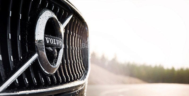 Đánh giá xe Volvo V90 Cross Country 2018: Lưới tản nhiệt có logo của hãng.