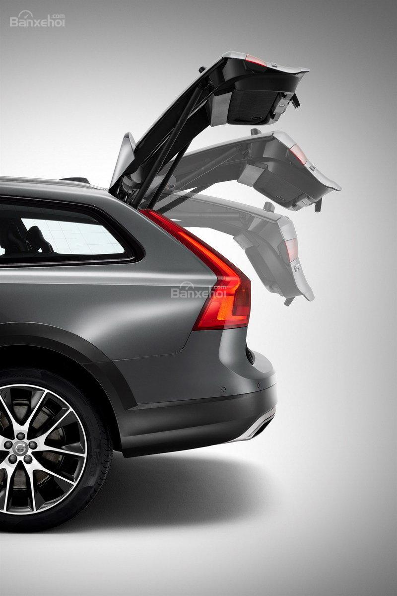 Đánh giá xe Volvo V90 Cross Country 2018: Khoang hành lý tự động.