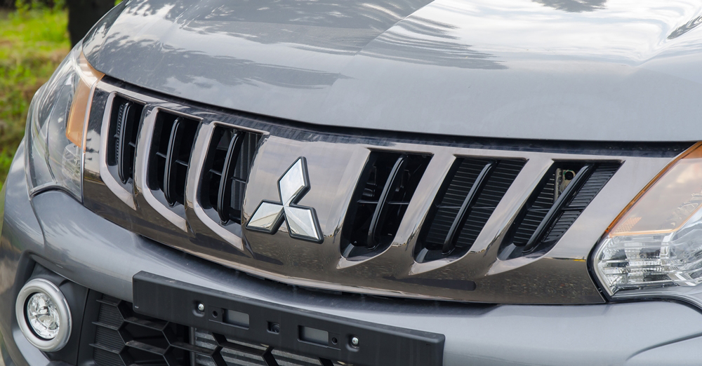 Đánh giá xe Mitsubishi Triton 2017 có lưới tản nhiệt với các nan kim loại mạ crom sáng loáng.