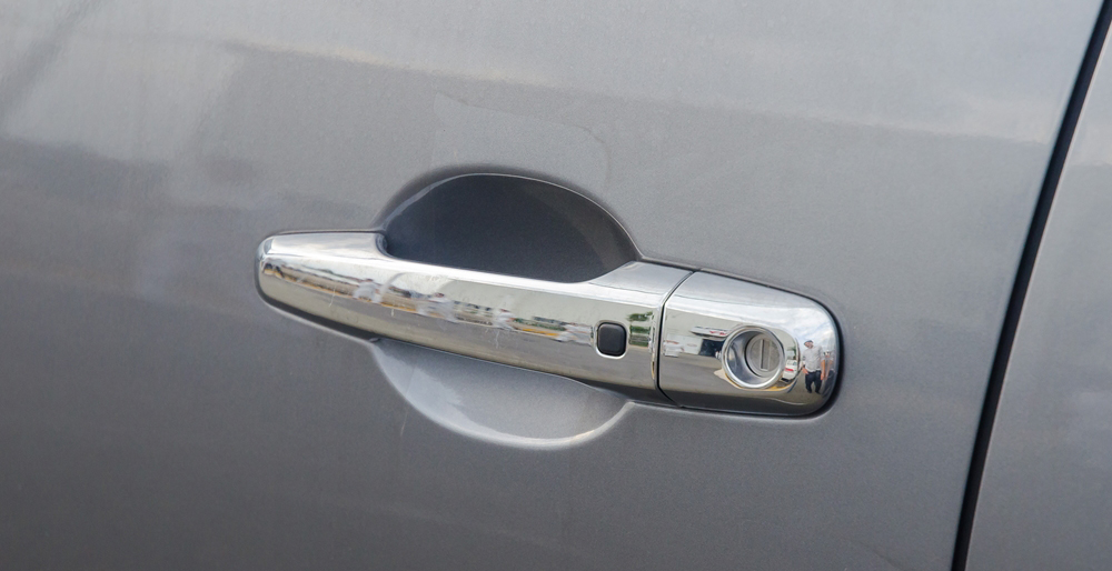 Đánh giá xe Mitsubishi Triton 2017 có tay nắm cửa cũng được mạ crom, tích hợp nút mở/khóa thông minh.