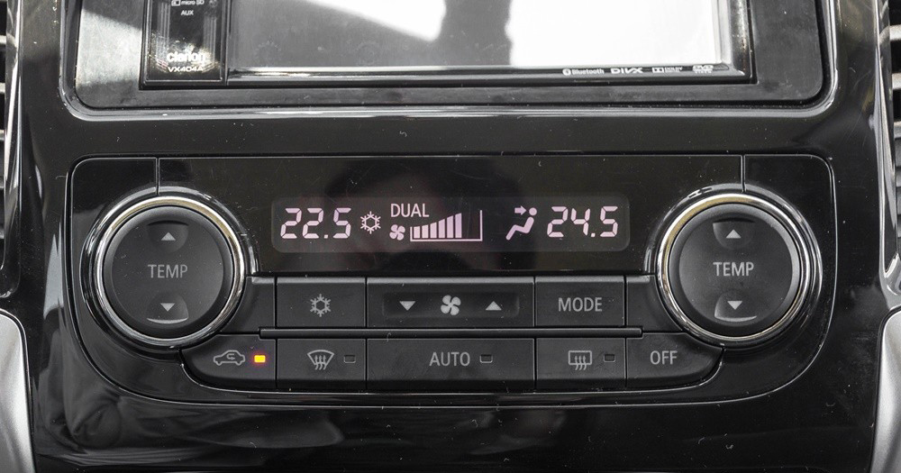 Đánh giá xe Mitsubishi Triton 2017 có điều hòa tự động 2 vùng lấy gió giúp làm mát nhanh.