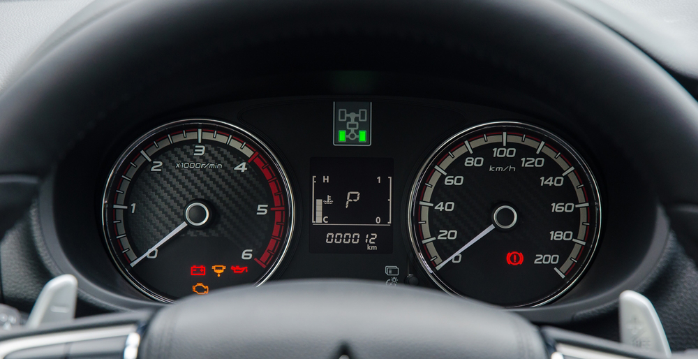 Đánh giá xe Mitsubishi Triton 2017 cụm đồng hồ lái đơn giản, màn hình rõ nét.