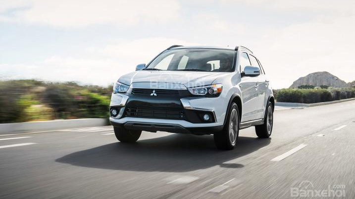 So sánh xe Mitsubishi Outlander Sport và Hyundai Tucson - Xe Hàn, xe Nhật cân bằng.