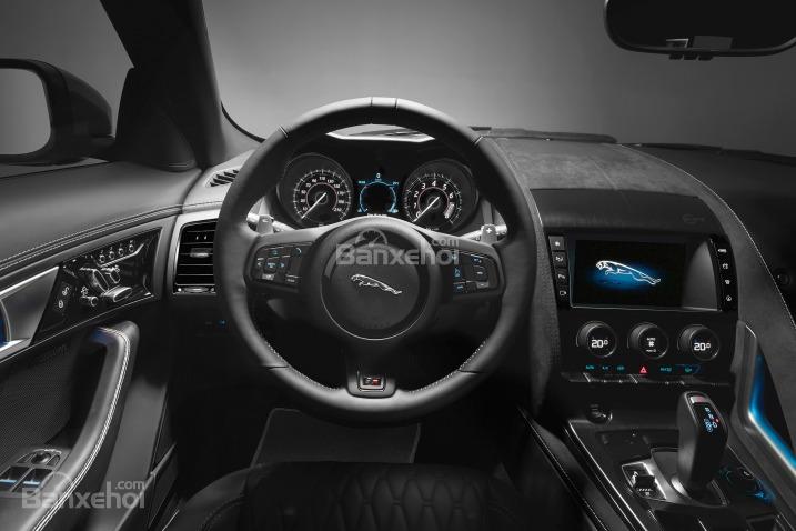 Đánh giá xe Jaguar F-Type 2017: Vô-lăng 3 chấu phong cách thể thao.