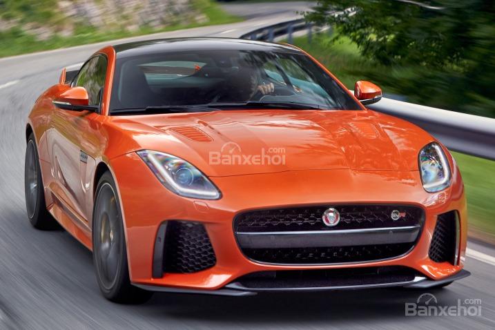 Đánh giá xe Jaguar F-Type 2017: Thiết kế đầu xe hầm hố.