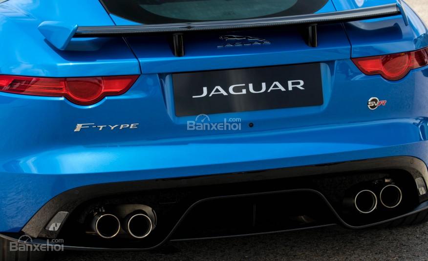 Đánh giá xe Jaguar F-Type 2017: Phiên bản cao cấp SVR có hệ thống ống xả trọng lượng nhẹ bằng titan.