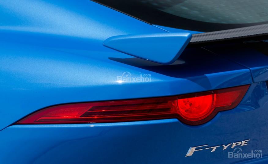 Đánh giá xe Jaguar F-Type 2017: Đèn hậu.