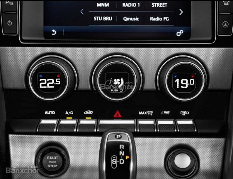 Đánh giá xe Jaguar F-Type 2017: Bảng điều khiển trung tâm a4