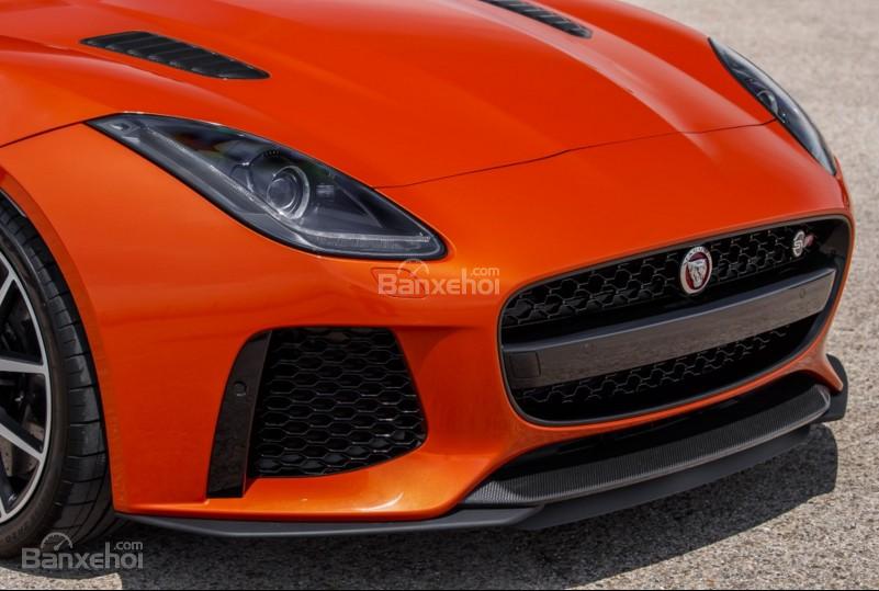 Đánh giá xe Jaguar F-Type 2017: Lưới tản nhiệt cỡ lớn.