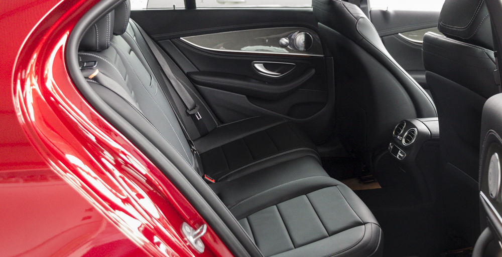 Hàng ghế sau của Mercedes-Benz E-Class 2016 đủ chỗ cho 3 người lớn ngồi.