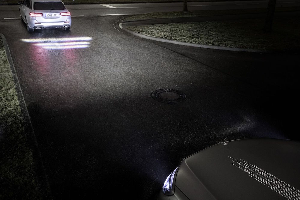 ​Hình ảnh công nghệ đèn pha Digital Light sắp ra mắt của Mercedes-Benz 2.
