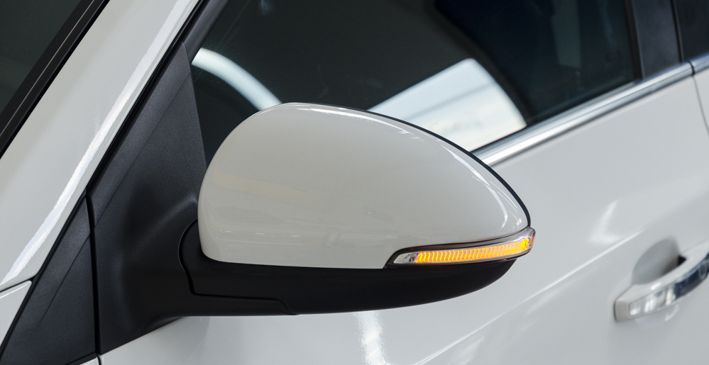 Đánh giá xe Chevrolet Cruze 2017 có gương chiếu hậu ngoài tích hợp đèn LED báo rẽ.