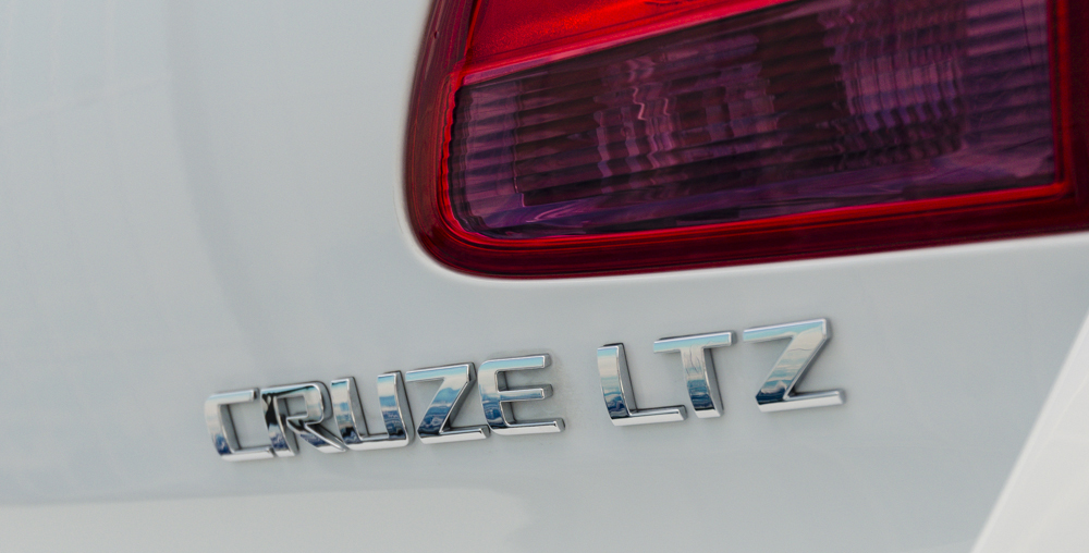 Đánh giá xe Chevrolet Cruze 2017 có logo thương hiệu mạ crom bóng loáng.