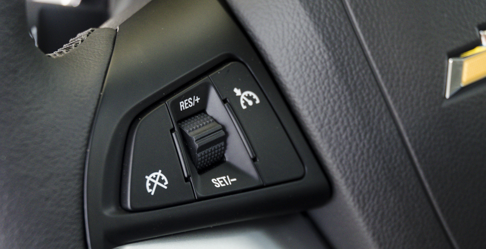 Đánh giá xe Chevrolet Cruze 2017 có tích hợp phím cài đặt kiểm soát hành trình trên vô lăng.