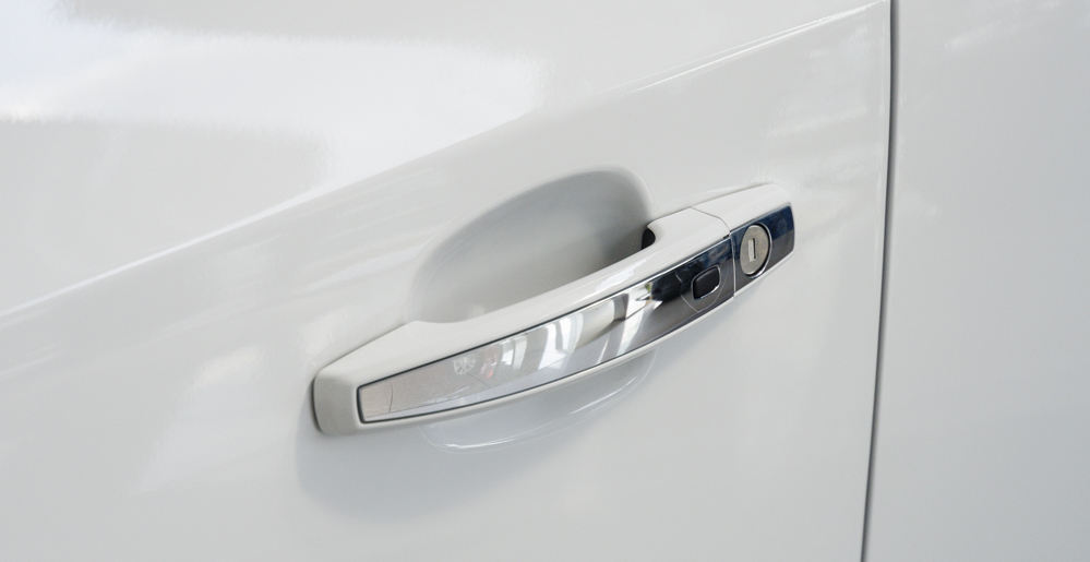 Đánh giá xe Chevrolet Cruze 2017 có tay nắm cửa mạ crom bóng bảy.