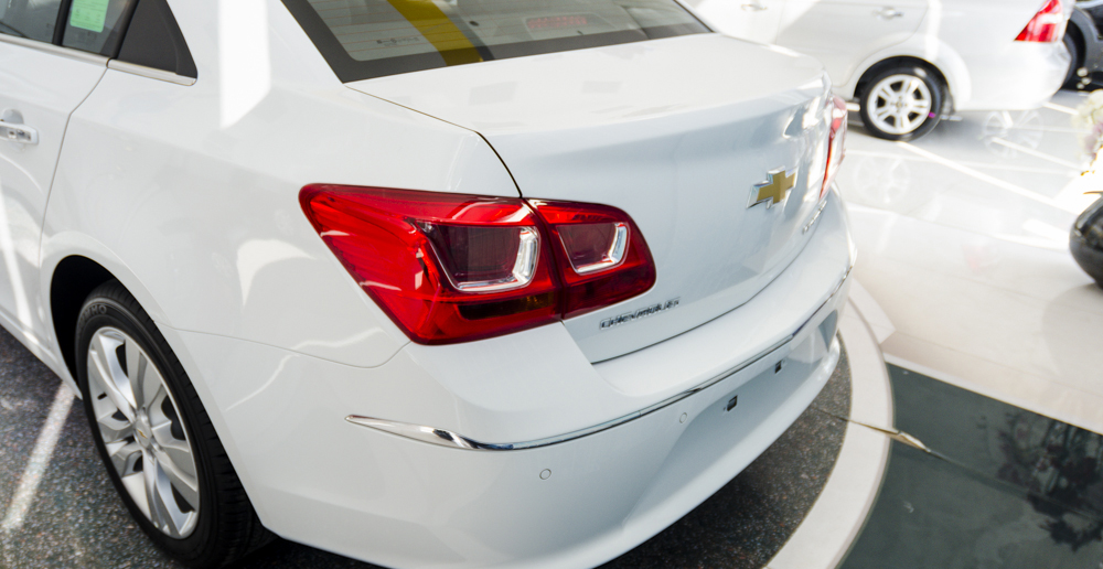Đánh giá xe Chevrolet Cruze 2017 có đuôi xe với thiết kế gọn gàng, đơn giản.